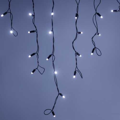 Светодиодная гирлянда ARD-EDGE-PRO-5600x900-BLACK-240LED-MILK-STD White (230V, 15W) (Ardecoled, IP65) Светодиодная гирлянда БАХРОМА серии PRO. Размер 5600x900 (длина 5600 мм, высота 900 мм). Цвет светодиодов БЕЛЫЙ (6000 К), постоянное свечение. Провод из черного каучука, диаметр 3.3 мм, 48 ниспадающих нитей длиной от 200 до 900 мм. 240 светодиодов размером 7 мм, молочно-белый выпуклый колпачок. Напряжение питания 230 В, потребляемая мощность 15 Вт, степень пылевлагозащиты IP65. Для эксплуатации необходимо приобрести аксессуар для подключения.